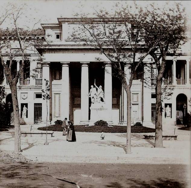 Vista de la fachada principal del prado, con la escultura en uno de los emplazamientos urbanos que tuvo.
