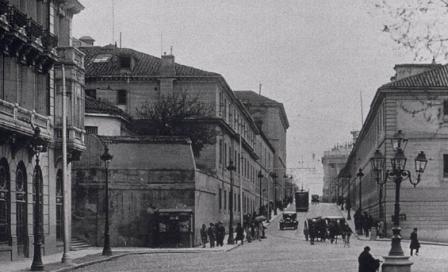 calle_bailen_en_1931_con_la_regalada_y_el_palacio_de_godoy_antes_de_su_demolicion.jpg